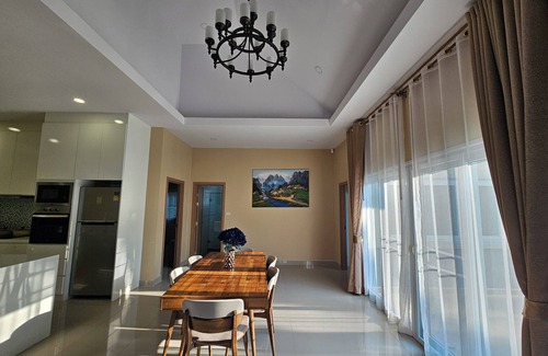 Huai Yai Haus | Big swimming pool garden VILLA pattaya