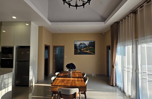 Huai Yai Haus | Big swimming pool garden VILLA pattaya