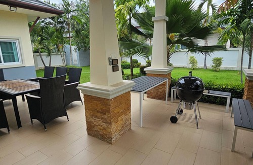 Huai Yai Haus | Big swimming pool garden VILLA pattaya