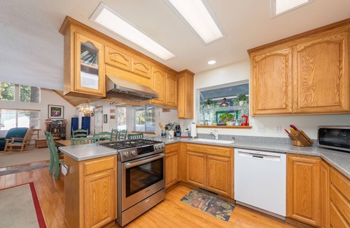 Dorrington Kabine | Wolf Den · Big Trees Retreat mit Spielzimmer und kostenlosem Zugang zum Pool!