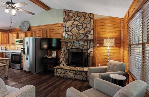 Purlear Kabine | Big Views & Seclusion at Chalk Dust Overlook - Newly Renovated Cabin in Purlear