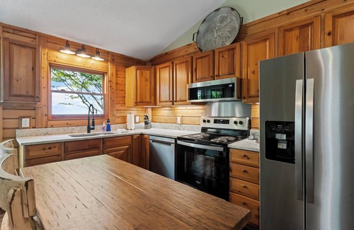 Purlear Kabine | Big Views & Seclusion at Chalk Dust Overlook - Newly Renovated Cabin in Purlear