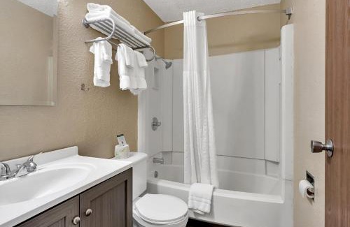 Moorhead Hotel | Bison Plains Lodge