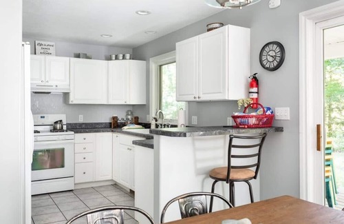 Williamsburg Haus | Bissell Creek Woodside Cottage - Dog Friendly with Hot Tub!