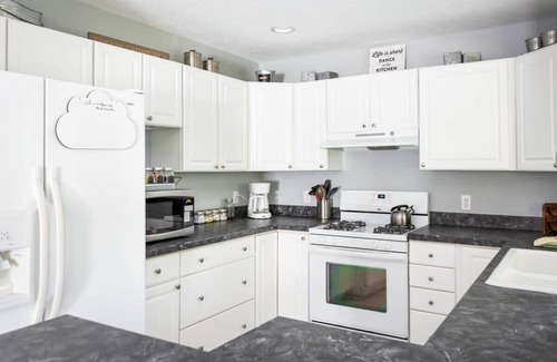 Williamsburg Haus | Bissell Creek Woodside Cottage - Dog Friendly with Hot Tub!