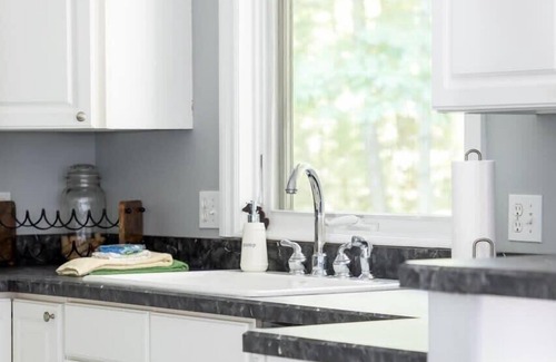 Williamsburg Haus | Bissell Creek Woodside Cottage - Dog Friendly with Hot Tub!