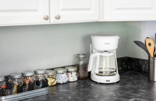 Williamsburg Haus | Bissell Creek Woodside Cottage - Dog Friendly with Hot Tub!