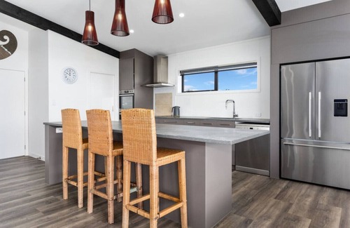 Waiotahi Haus | Black Bach- Beachfront Paradise Retreat