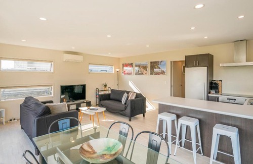 Matarangi Haus | Black Bach Pod - Matarangi Holiday Home