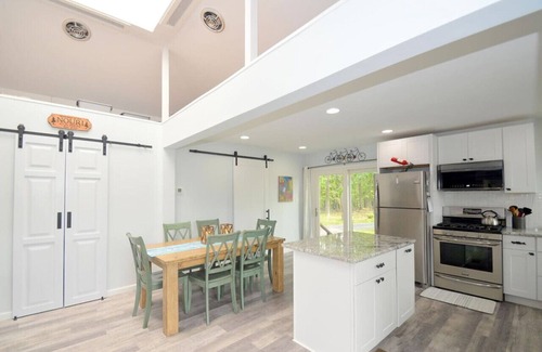 Berkeley Springs Kabine | Black Bear Cabin - Fire pit - grill- view- pets-fireplace-king bed-wifi-gameroom