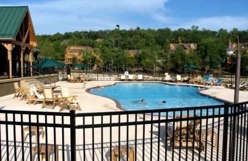 Reeds Spring Kabine | Black Bear Cabin! Gated golf course & 4.5 Miles from Silver Dollar City!