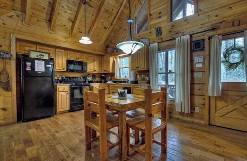 Cherry Log Kabine | Black Bear Hollow, your perfect 2bed 2bath escape in Cherry Log, Georgia!