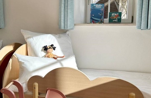 Stephanskirchen Wohnung | Black Horse Family Appartement. Kinderzimmer, Kinderwagen, Babybett. Alles da!