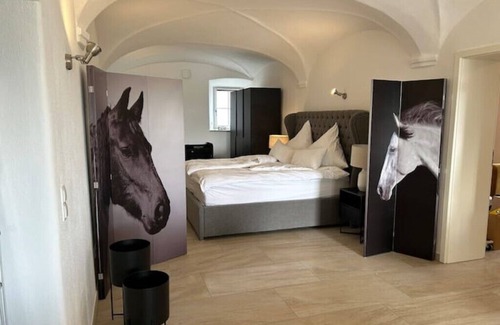 Stephanskirchen Wohnung | Black Horse Family Appartement. Kinderzimmer, Kinderwagen, Babybett. Alles da!