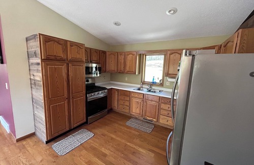 Viola Haus | Blakley Hobbit Charming 2-bedroom country house with AC, WiFi in soothing Viola