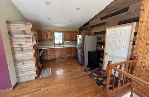 Viola Haus | Blakley Hobbit Charming 2-bedroom country house with AC, WiFi in soothing Viola