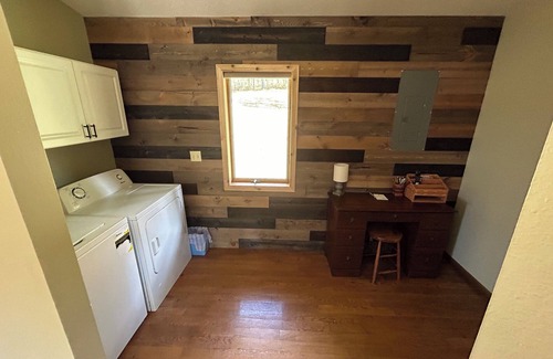 Viola Haus | Blakley Hobbit Charming 2-bedroom country house with AC, WiFi in soothing Viola