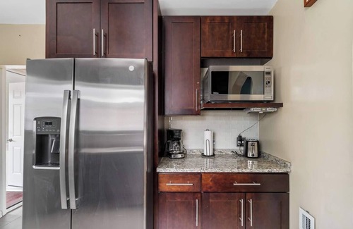 Brookfield Haus | Bliss in Brookfield - 5BR, 3BR