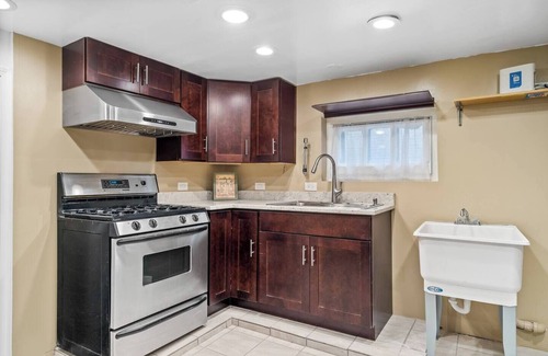 Brookfield Haus | Bliss in Brookfield - 5BR, 3BR