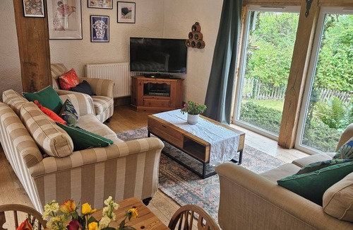 Burstock Hütte | Bloom Cottage – 3 bedroom countryside family retreat w/garden & views
