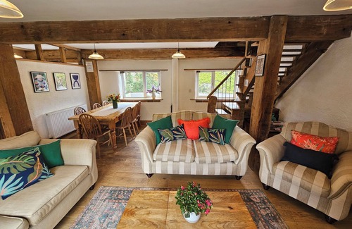 Burstock Hütte | Bloom Cottage – 3 bedroom countryside family retreat w/garden & views