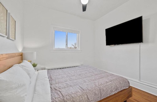 Bloomfield Haus | Bloomfield/Shadyside @J Bright and Cozy Private Bedroom with Shared Bathroom
