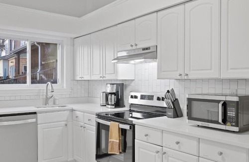 Bloomfield Haus | Bloomfield/Shadyside @J Bright and Cozy Private Bedroom with Shared Bathroom