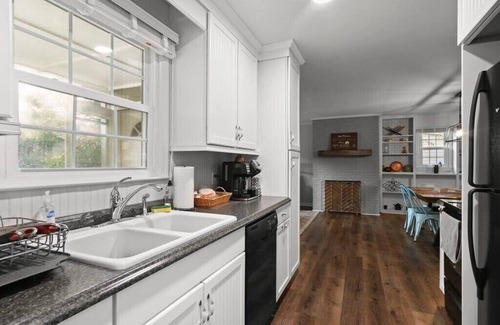 Blowing Rock Haus | Blowing Rock Retreat: Steps into town & Sleeps 10
