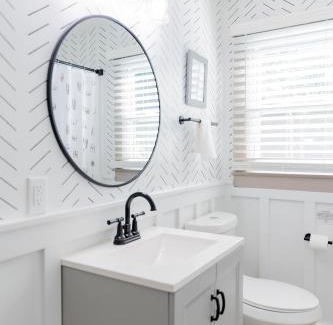 Covington Wohnung | Blue Bungalow w/Free Golf Cart 1/2 mi from Square