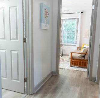 Covington Wohnung | Blue Bungalow w/Free Golf Cart 1/2 mi from Square