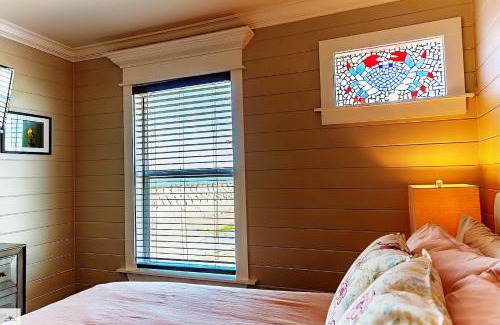 Grand Isle Hotel | Blue Dolphin Inn and Cottages