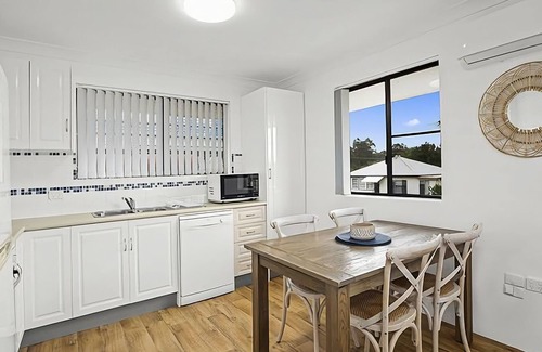 Sawtell Wohnung | Blue Gem, situated perfectly within a quiet street it is with only a short stroll to Sawtell Village