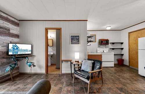 Jenkins Kabine | Blue Heron Cabin - Bring Your Boat, Enjoy The Swim Dock, Kayaks, Pool, and Views! | 8