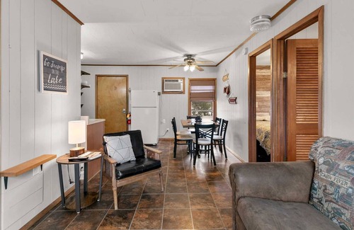 Jenkins Kabine | Blue Heron Cabin - Bring Your Boat, Enjoy The Swim Dock, Kayaks, Pool, and Views! | 8