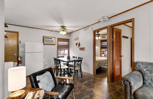 Jenkins Kabine | Blue Heron Cabin - Bring Your Boat, Enjoy The Swim Dock, Kayaks, Pool, and Views! | 8