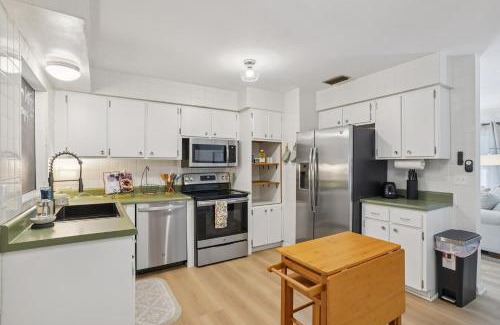 Deltona Lakes Wohnung | Blue Heron Cottage Cozy 2BR Sleeps 6 Fire Pit