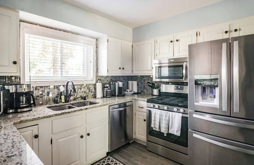 Cassopolis Haus | Blue Lagoon Lakehouse Deck Dock Grill