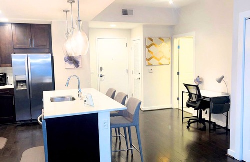 North Buckhead Wohnung | Blue Luxe | Balcony View | Pool | Modern Amenities