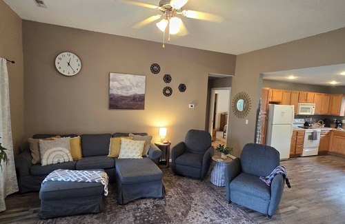 St. Robert Haus | Blue Sage Inn-Pet Friendly home in Saint Robert, MO. Close to Fort Leonard Wood.