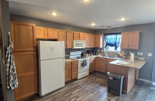 St. Robert Haus | Blue Sage Inn-Pet Friendly home in Saint Robert, MO. Close to Fort Leonard Wood.