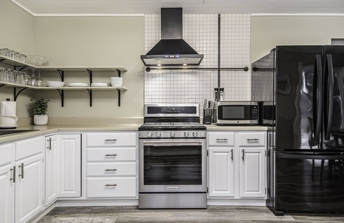 Alden Haus | BLUE SPRUCE COTTAGE - Modern Lake House w/ shared Frontage on Thayer Lake