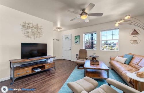 Southern Crossing Haus | Bluebird Day - Raven Sky Bungalow