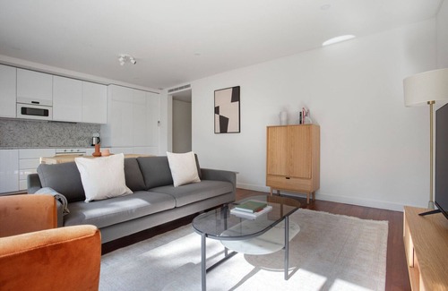 Santa Isabel Wohnung | Blueground | Amoreiras, turnkey home + kitchen