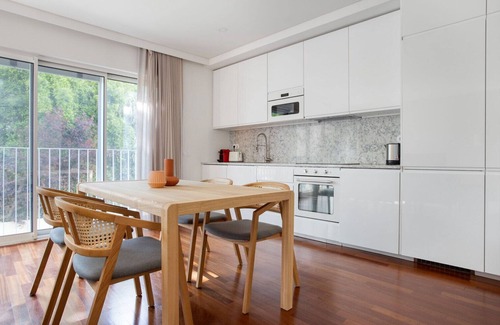 Santa Isabel Wohnung | Blueground | Amoreiras, turnkey home + kitchen
