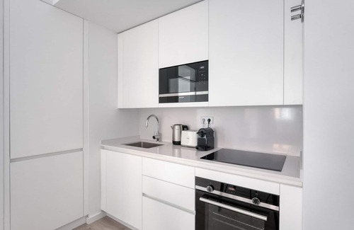 Benfica Wohnung | Blueground | Benfica, furnished, full kitchen