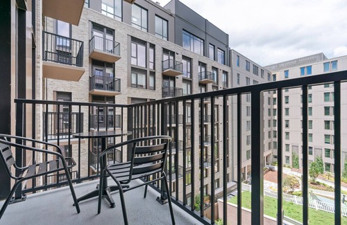 Columbia Heights Wohnung | Blueground | Columbia Heights, pool, nr Meridian Hill Park