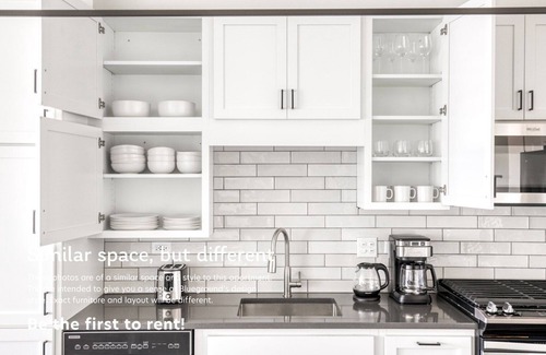 Elmhurst Wohnung | Blueground | Elmhurst, pool, nr Elmhurst Art Museum