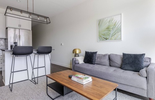 Elmhurst Wohnung | Blueground | Elmhurst, pool & gym, nr park