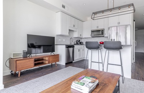 Elmhurst Wohnung | Blueground | Elmhurst, pool & gym, nr park