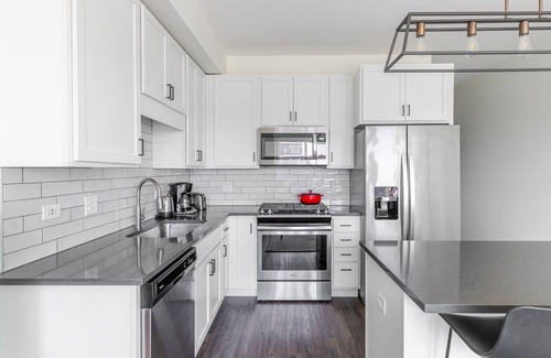 Elmhurst Wohnung | Blueground | Elmhurst, pool & gym, nr park